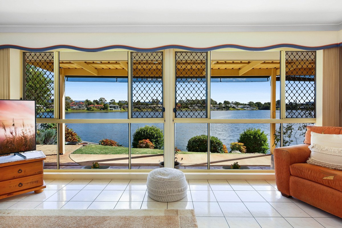 76 Dipper Drive BURLEIGH WATERS 18