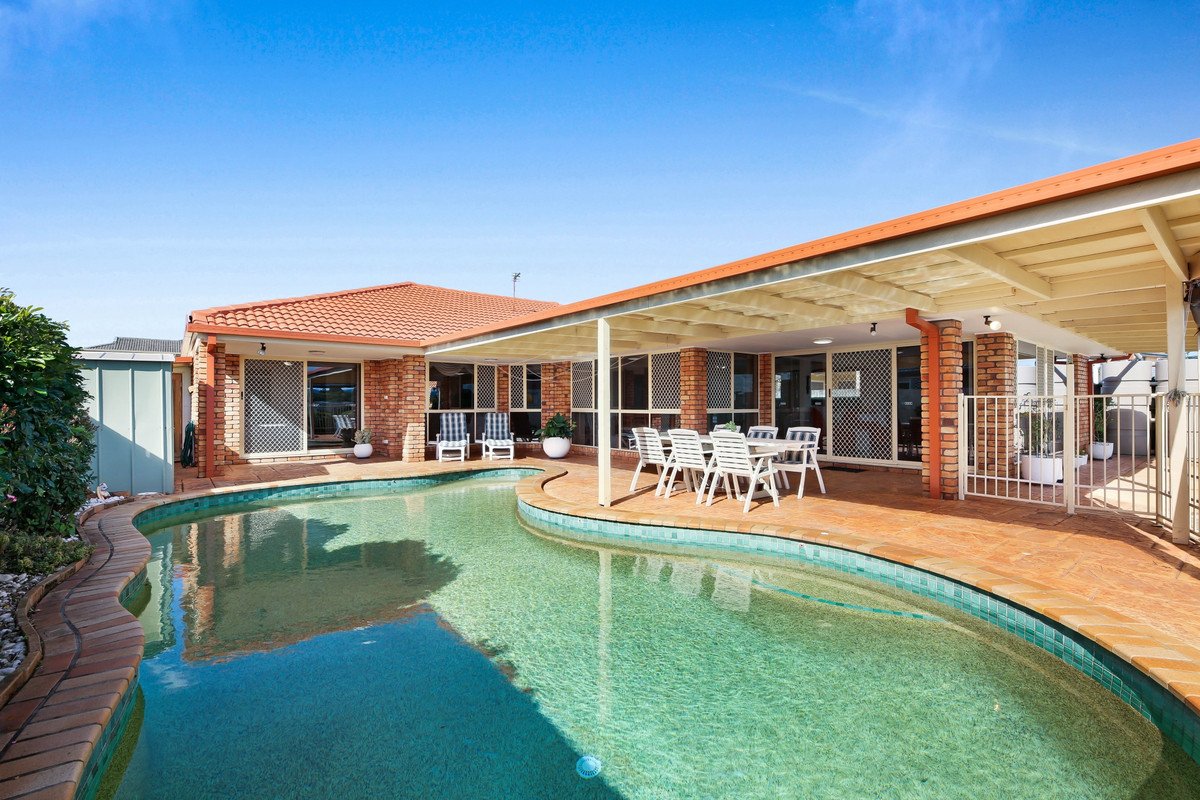 76 Dipper Drive BURLEIGH WATERS 19