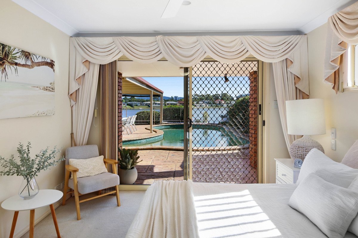 76 Dipper Drive BURLEIGH WATERS 21