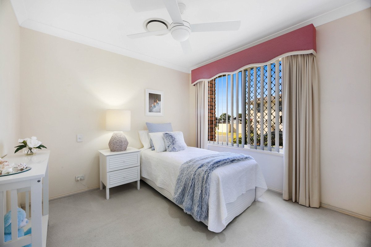 76 Dipper Drive BURLEIGH WATERS 23