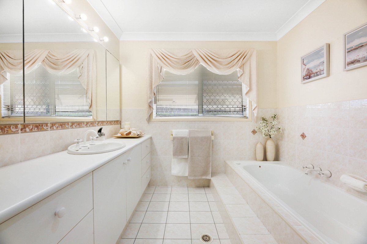 76 Dipper Drive BURLEIGH WATERS 26