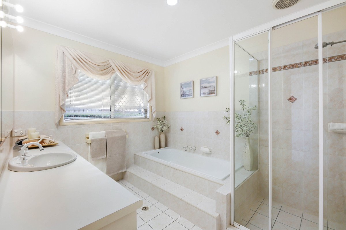 76 Dipper Drive BURLEIGH WATERS 27