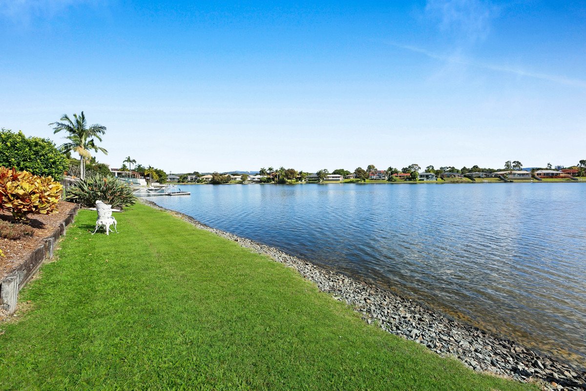 76 Dipper Drive BURLEIGH WATERS 29