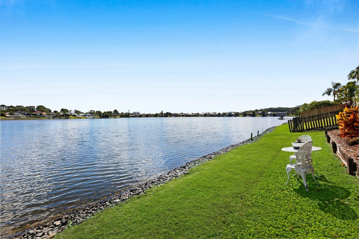 76 Dipper Drive BURLEIGH WATERS 30