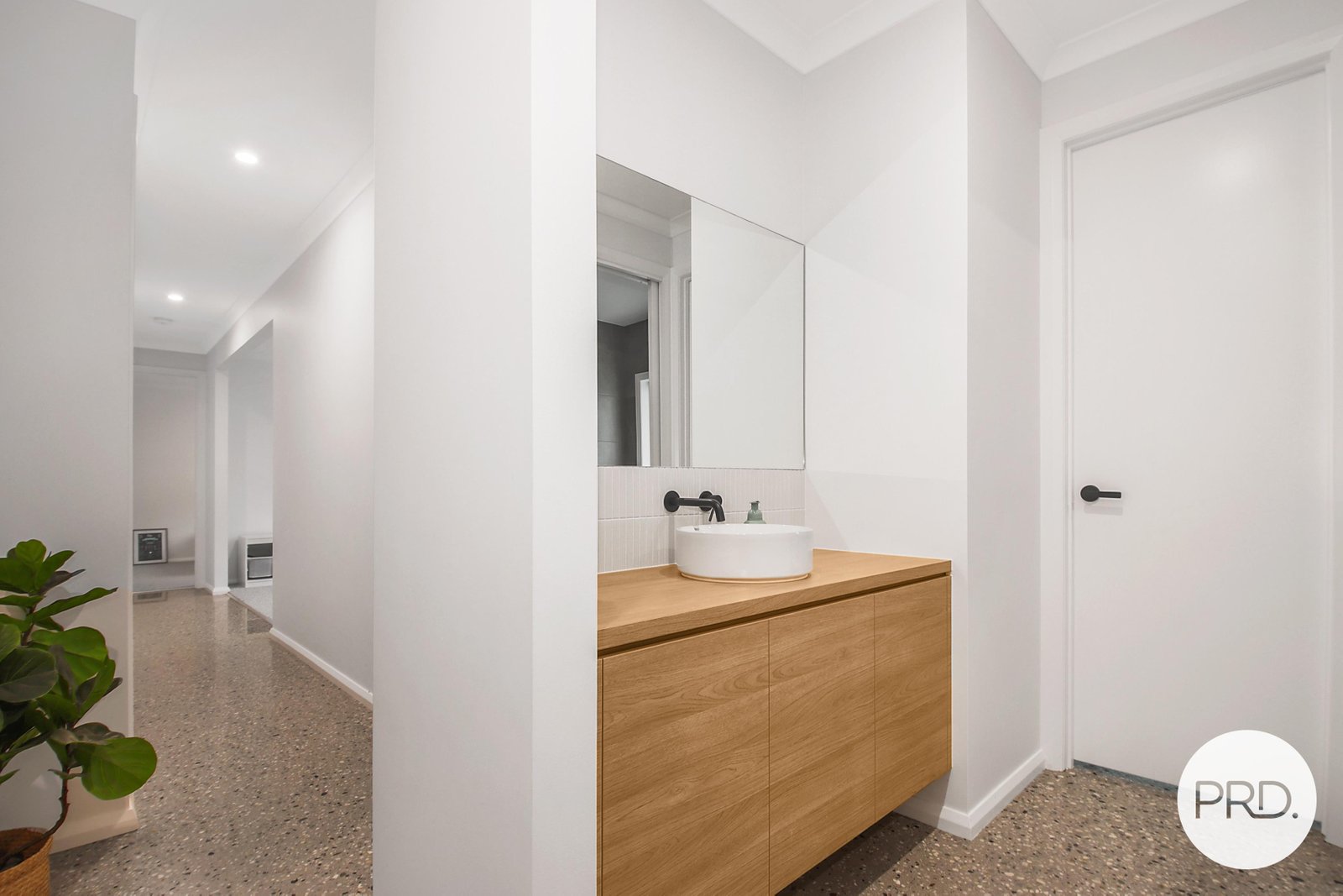 76 Southgate Drive LENEVA 21