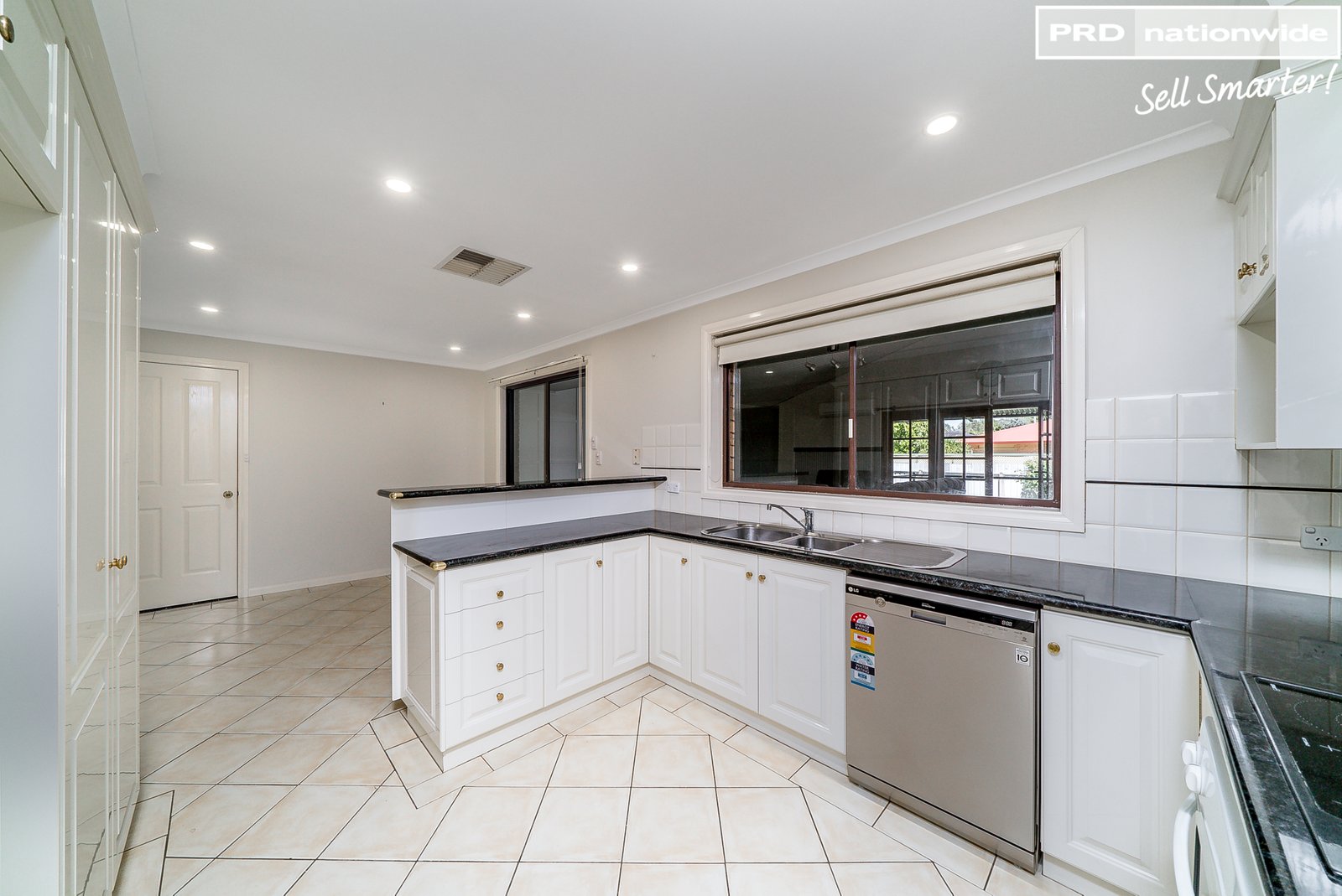 77 Balmoral Crescent LAKE ALBERT 3
