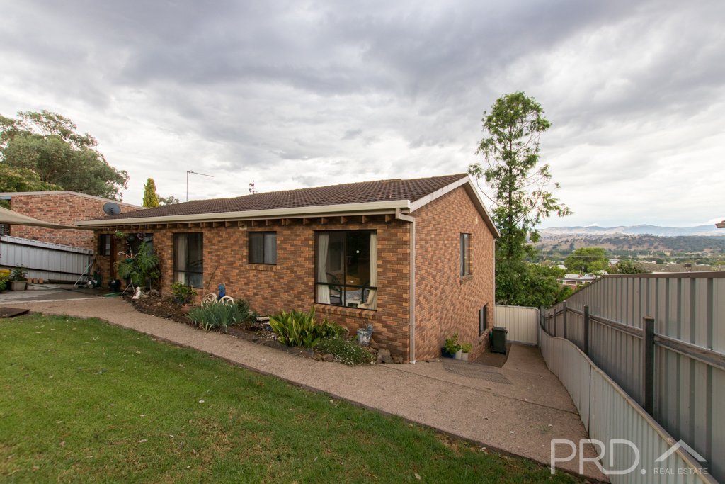 77 Dalhunty Street TUMUT 15
