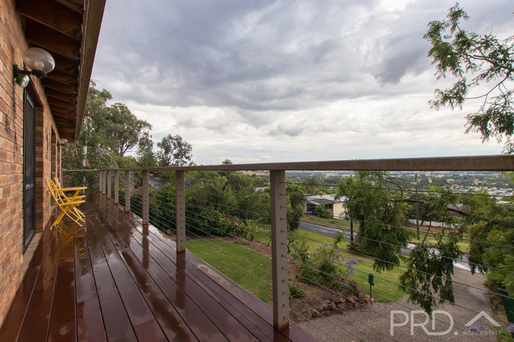 77 Dalhunty Street TUMUT 18