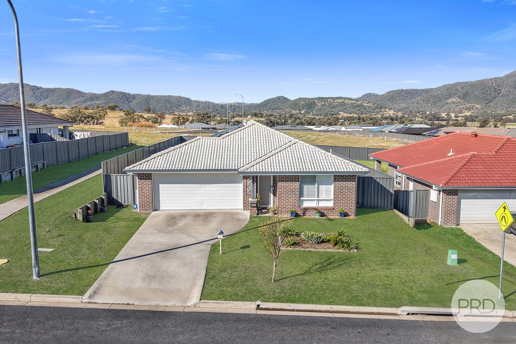 77 Denman Avenue TAMWORTH 1