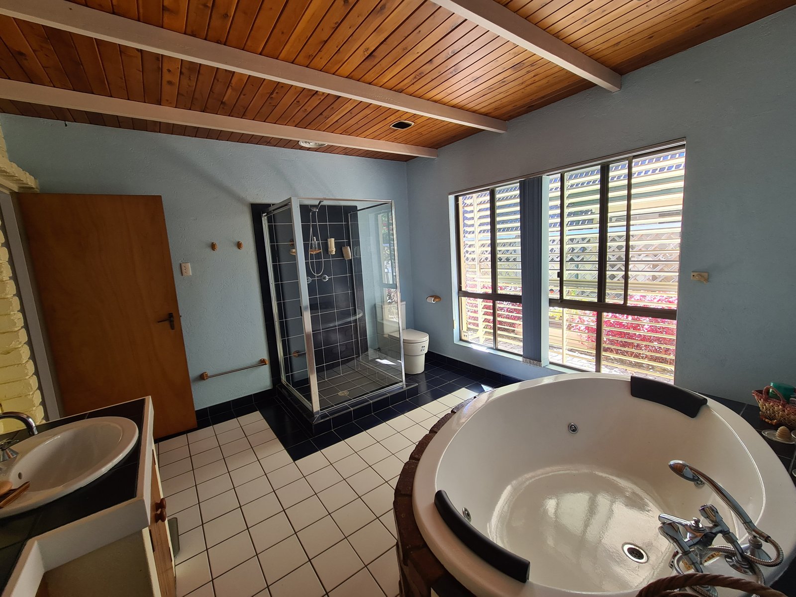 77 MALPAS Street BOYNE ISLAND 4