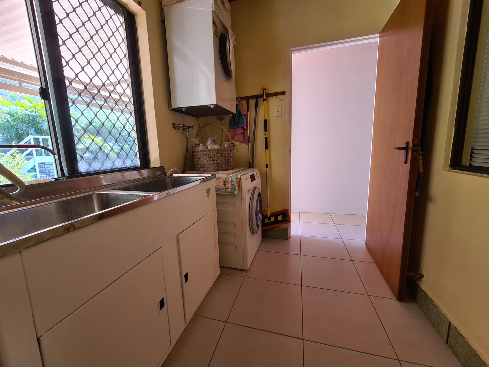 77 MALPAS Street BOYNE ISLAND 25