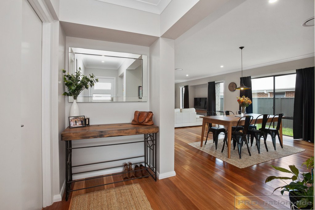 77 Radiant Avenue BOLWARRA HEIGHTS 2