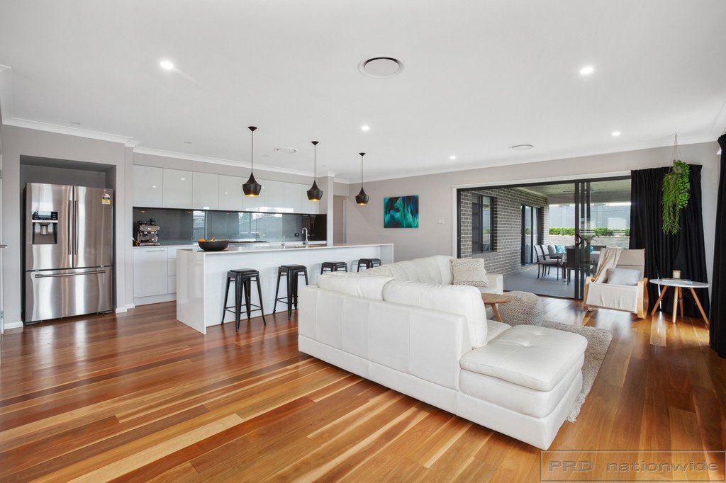 77 Radiant Avenue BOLWARRA HEIGHTS 4