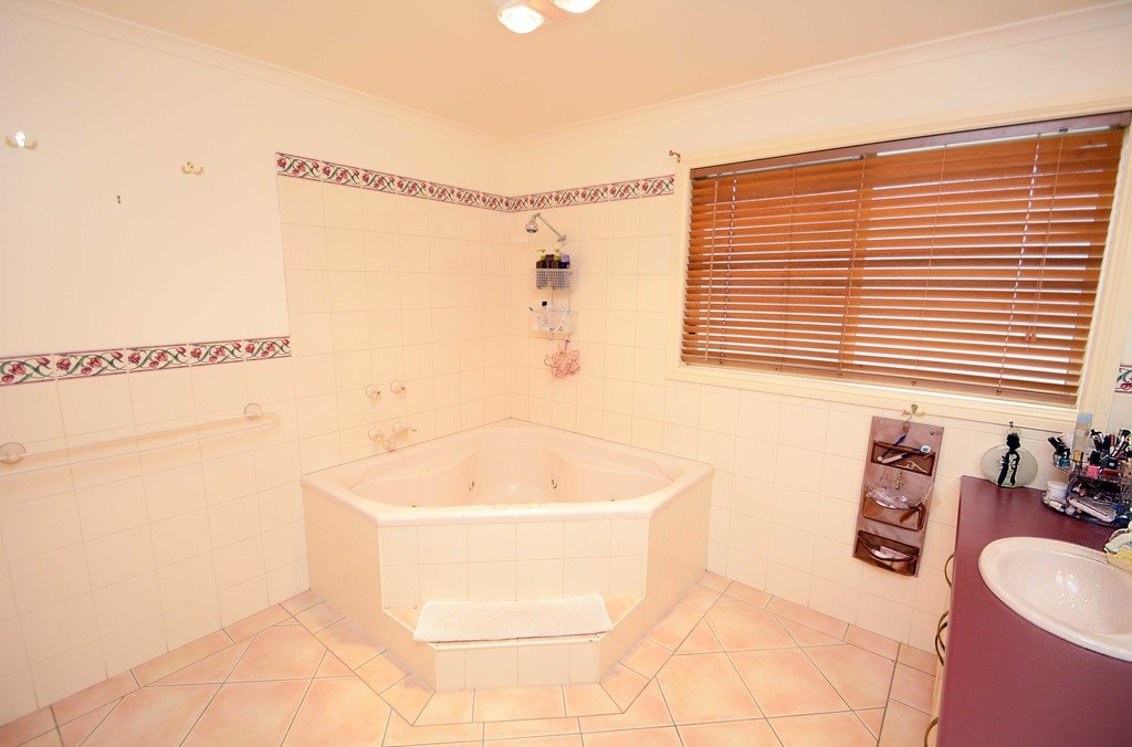 77 Summer Drive BURONGA 7