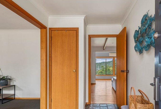 79 Suncoast Drive BLACKMANS BAY 3