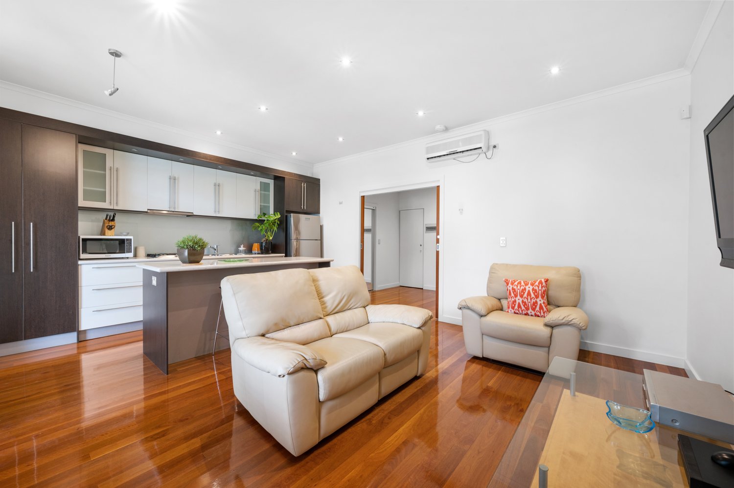 Gallery: 7a/105 Beach Street