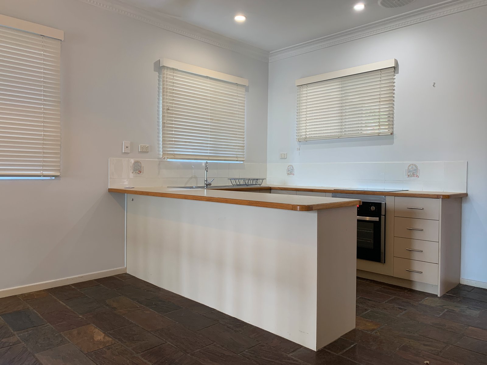 7B Eshelby Drive CANNONVALE 5