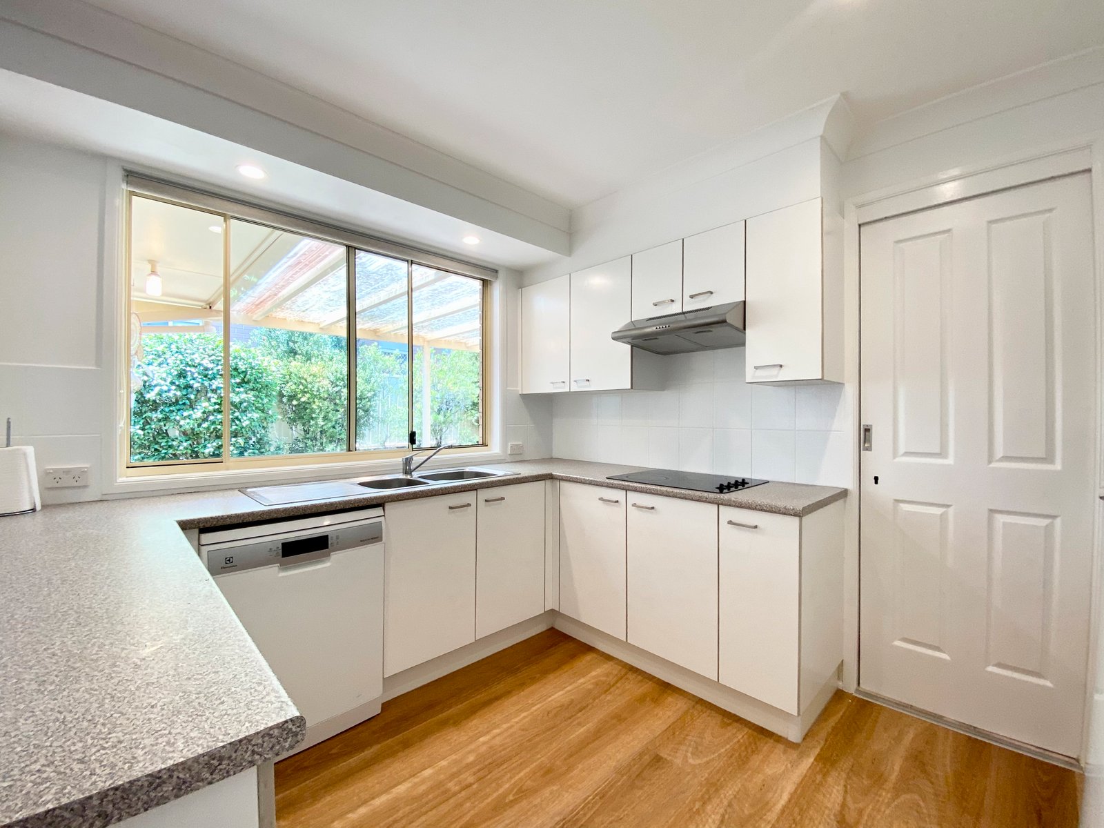 7E Yawl Close CORLETTE 9