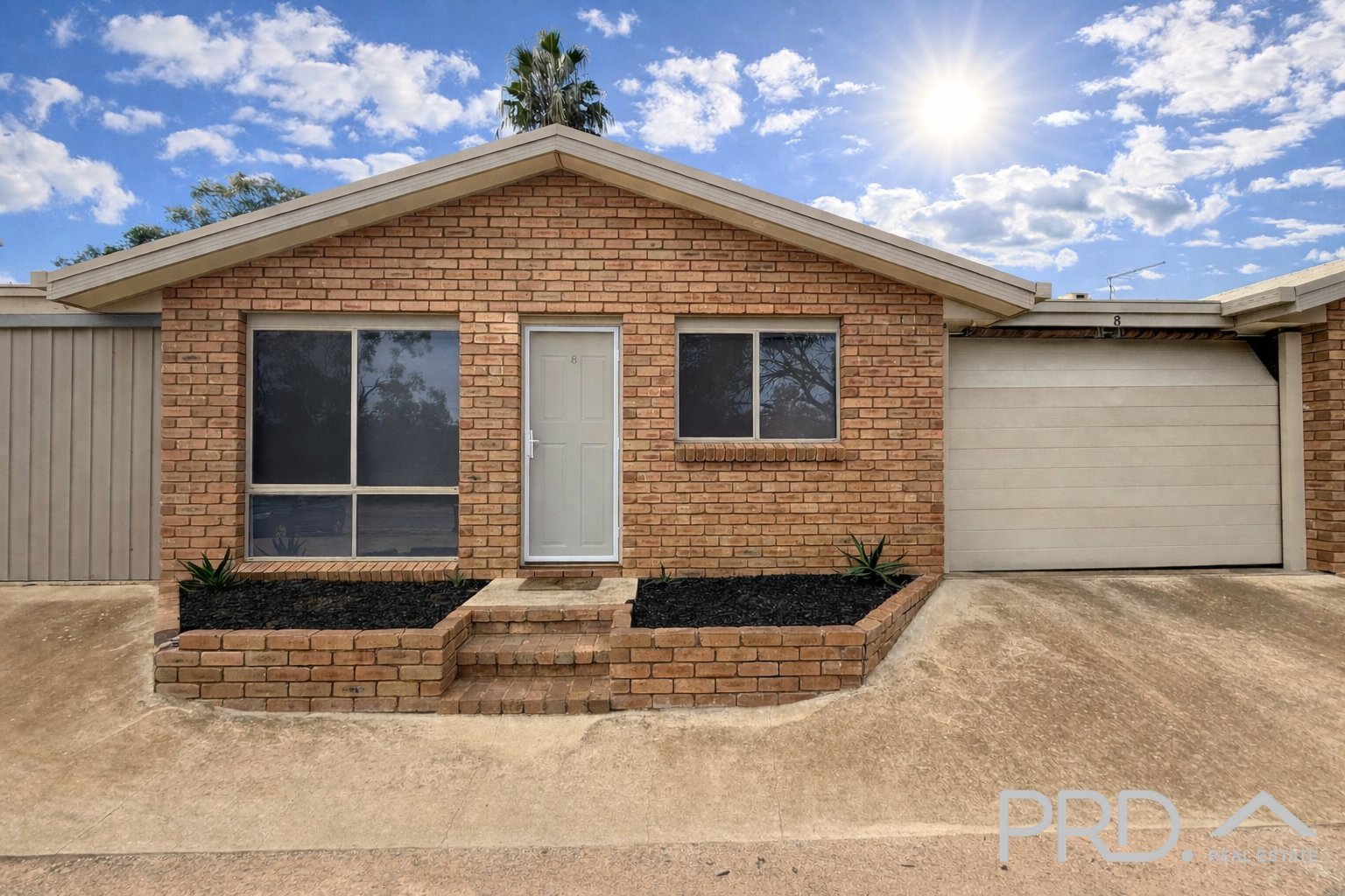 8 / 8 West Road BURONGA 1