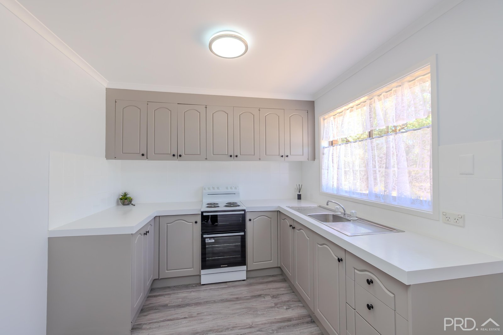 8 / 8 West Road BURONGA 3