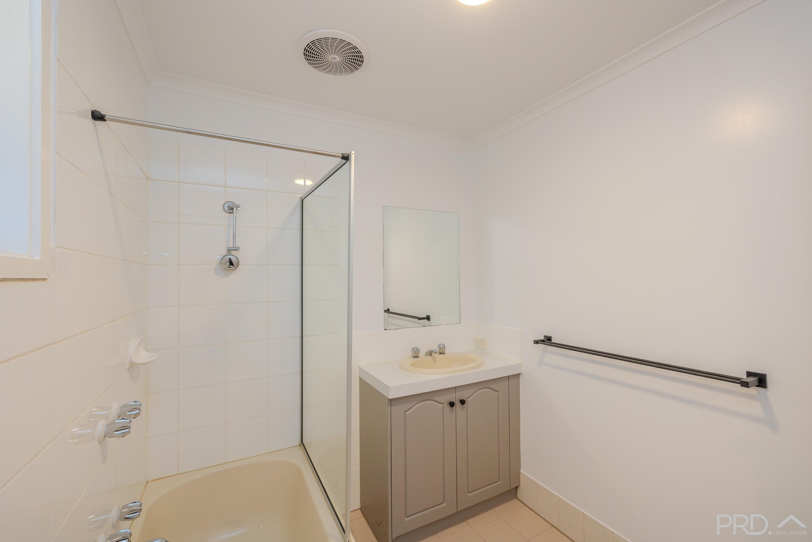 8 / 8 West Road BURONGA 8