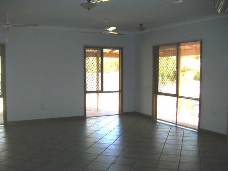 8 Aarons Drive CABLE BEACH 5