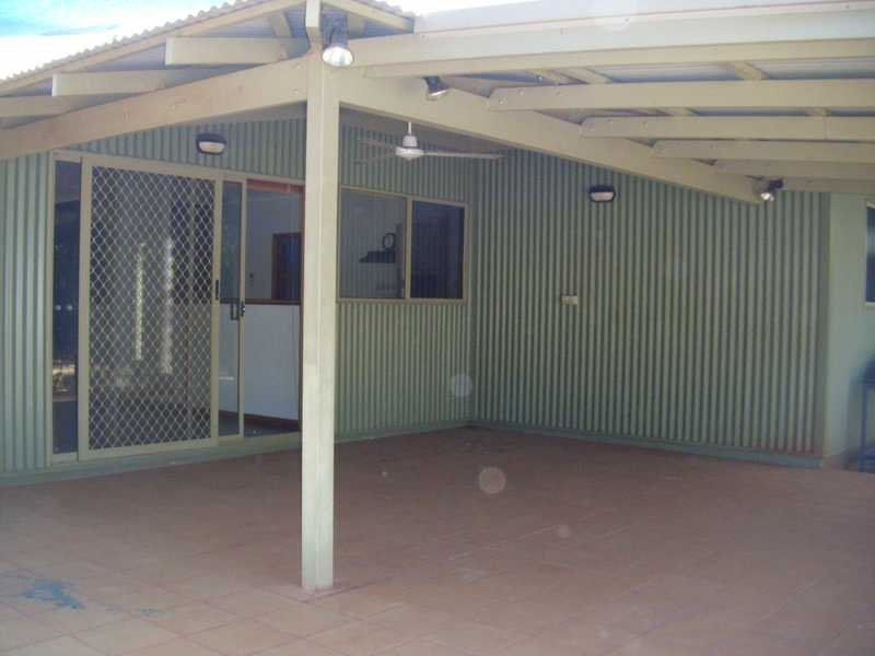 8 Aarons Drive CABLE BEACH 14