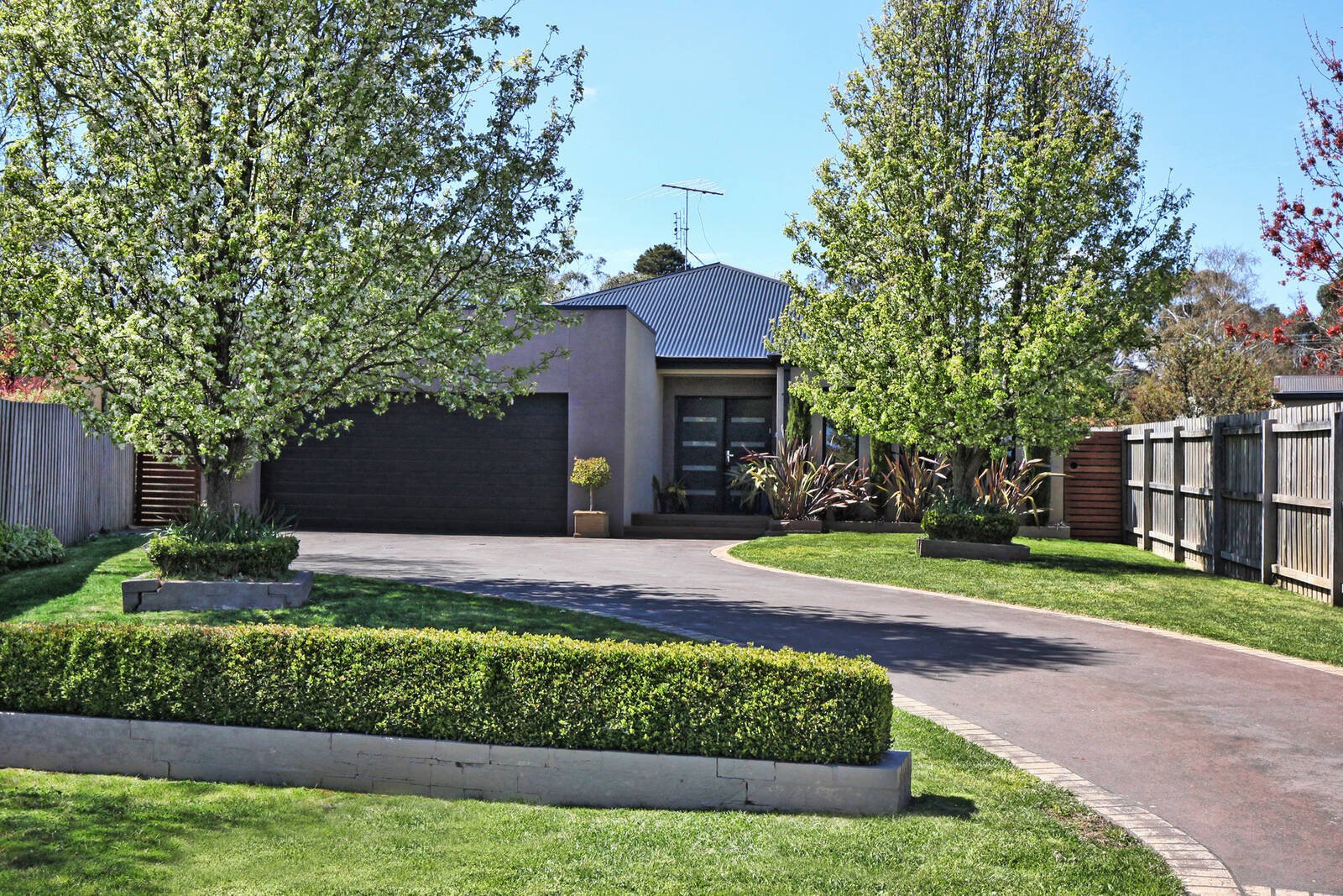 Real Estate and Property in 8 Adam Close, Woodend, VIC
