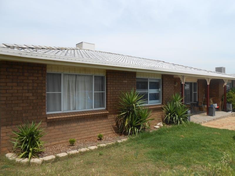 8 Avon Place TAMWORTH 1