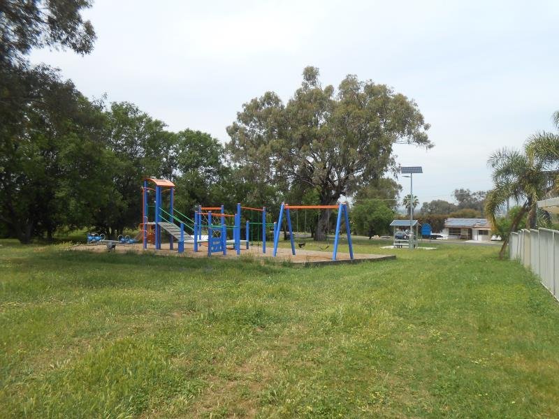 8 Avon Place TAMWORTH 4