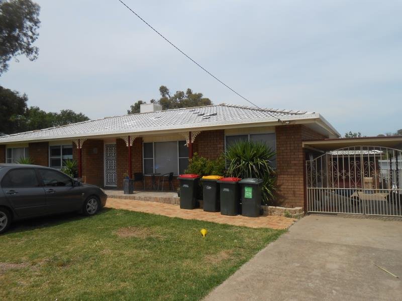 8 Avon Place TAMWORTH 5