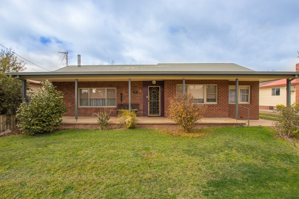 8 Bassett Street TUMUT 1