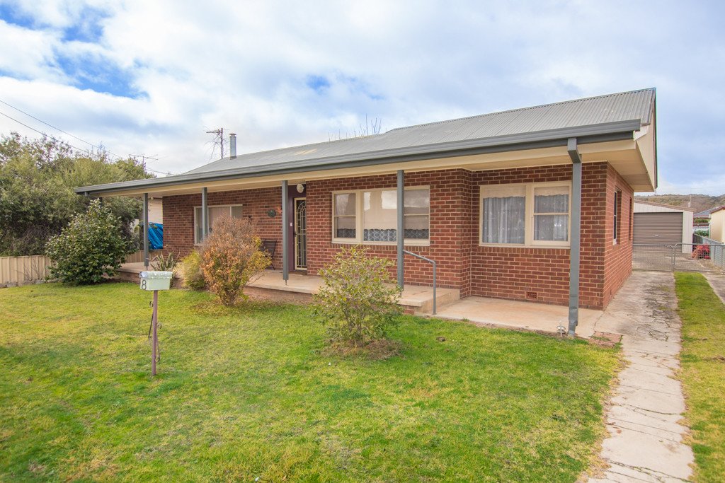 8 Bassett Street TUMUT 2