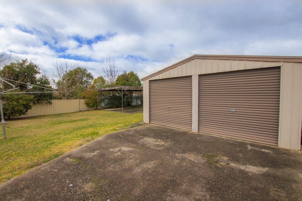 8 Bassett Street TUMUT 4