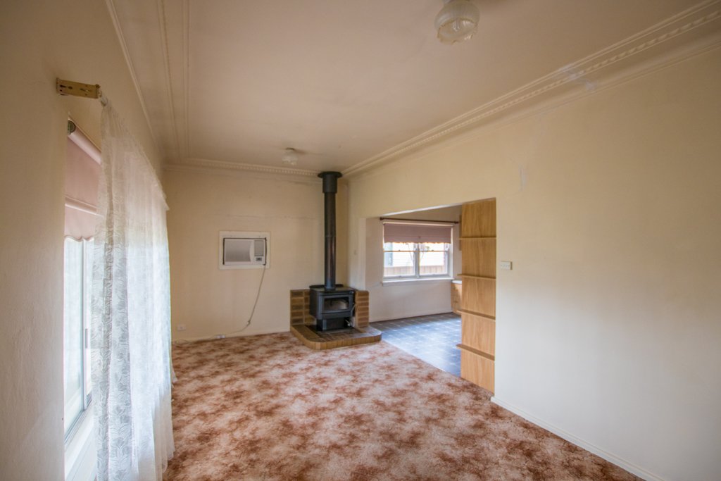 8 Bassett Street TUMUT 5