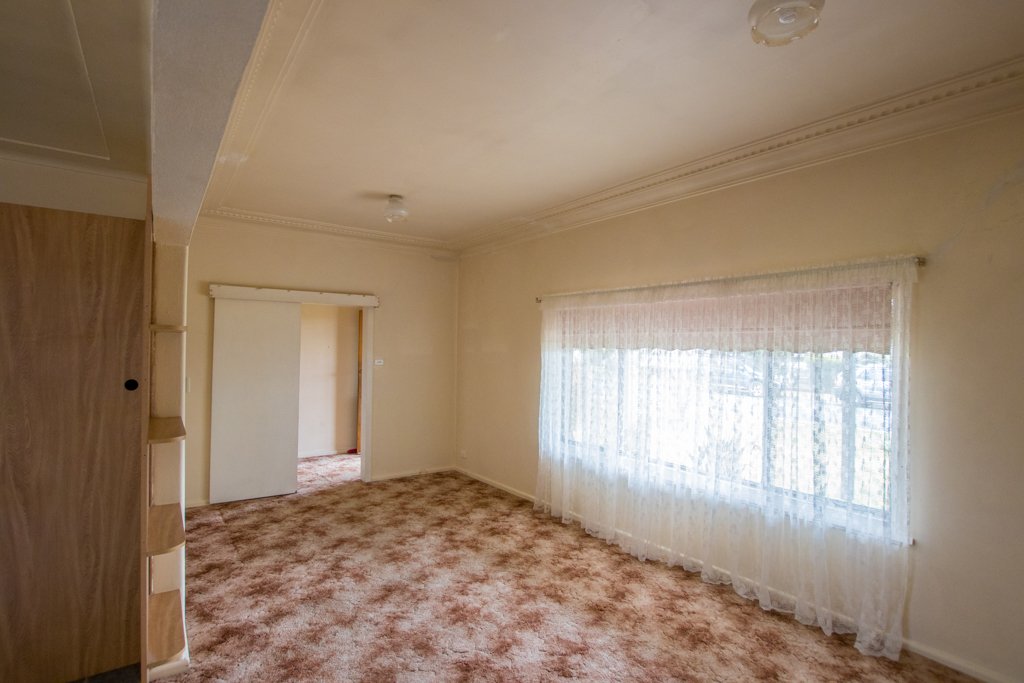 8 Bassett Street TUMUT 7