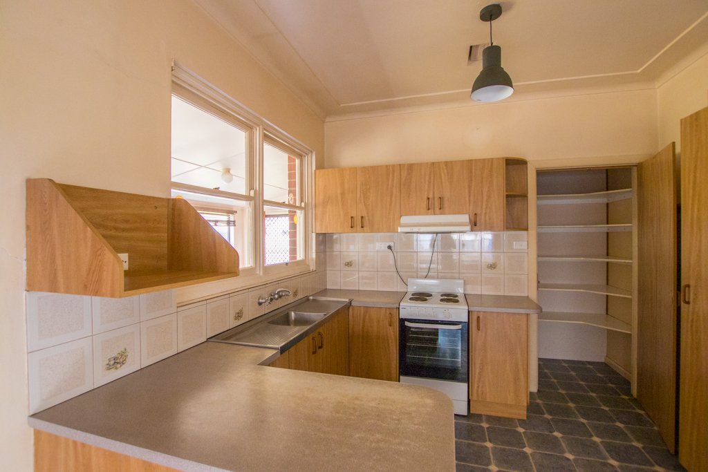 8 Bassett Street TUMUT 8