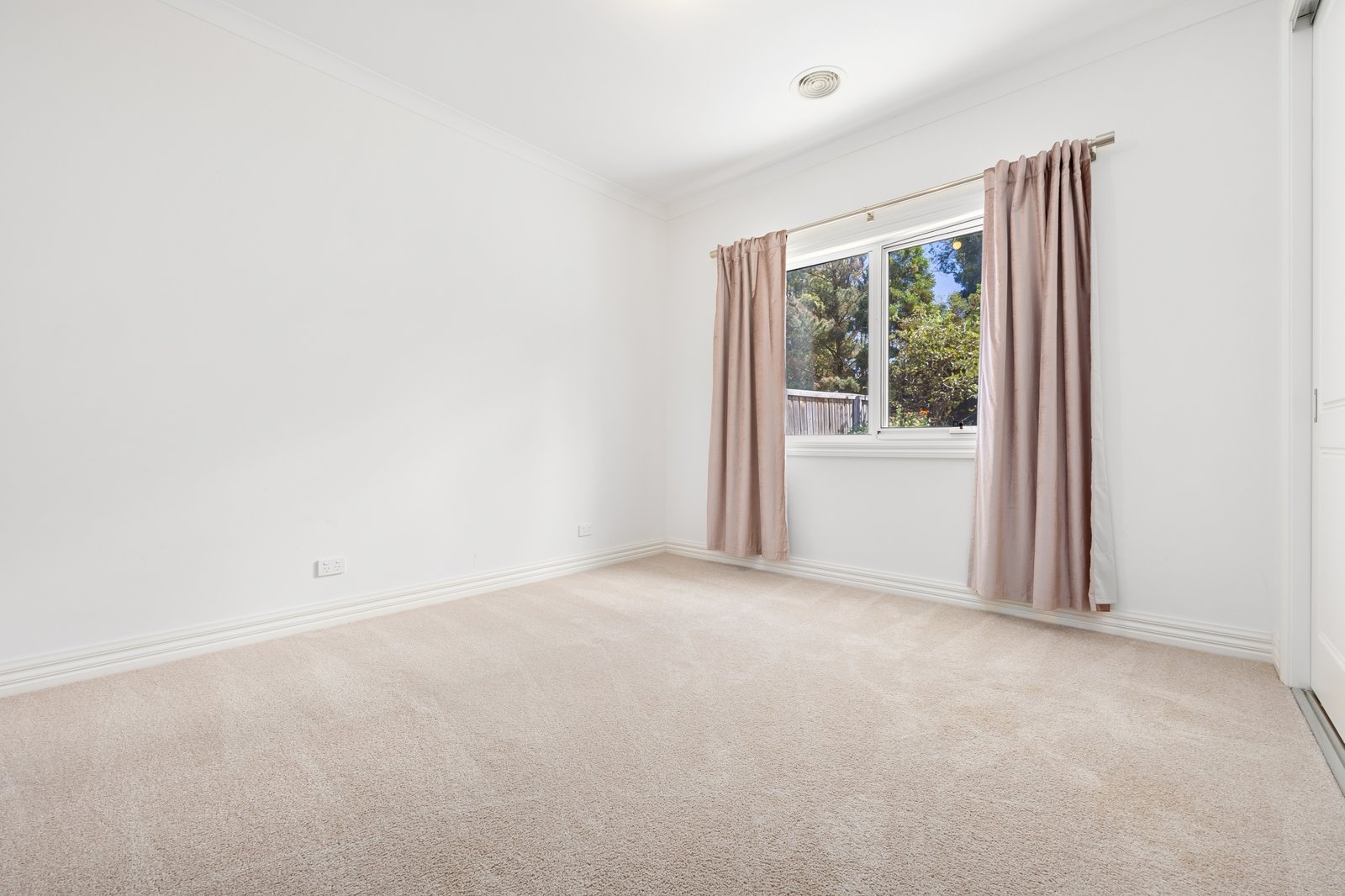 Real Estate and Property in 8 Beaumont Place, Woodend, VIC