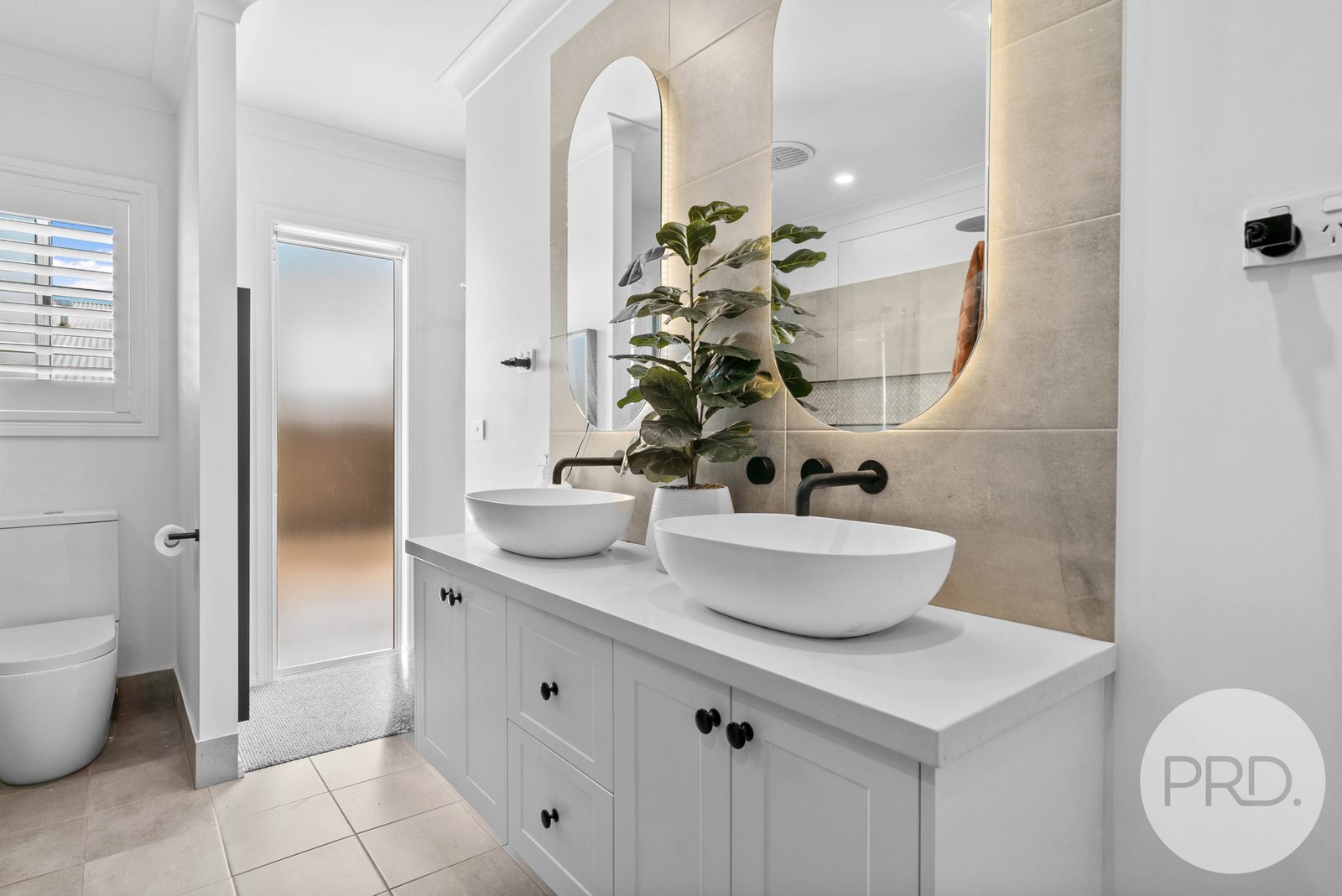 8 Bennelong Crescent LLOYD 9