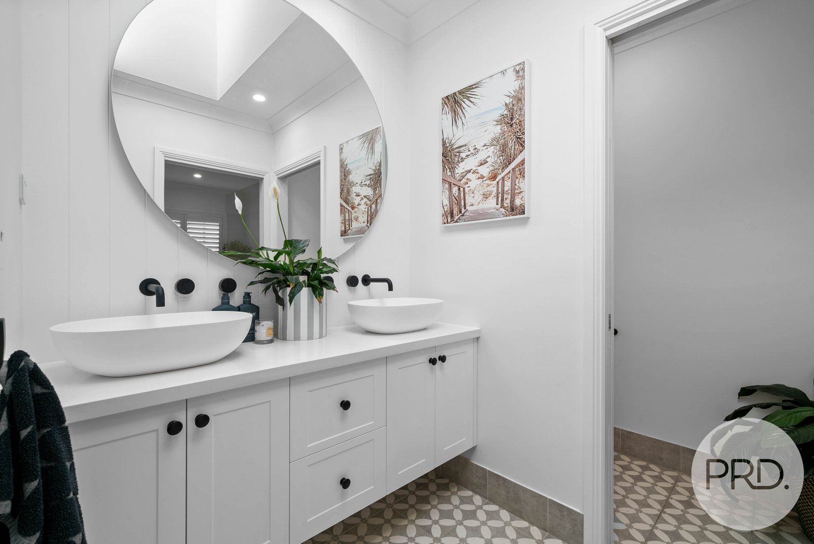 8 Bennelong Crescent LLOYD 13