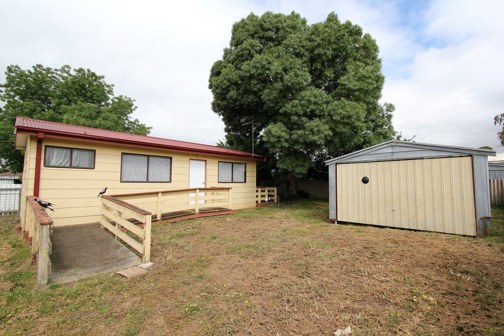 8 Boronia Grove WENDOUREE 2