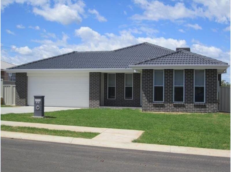 8 Brushbox Grove TAMWORTH 1