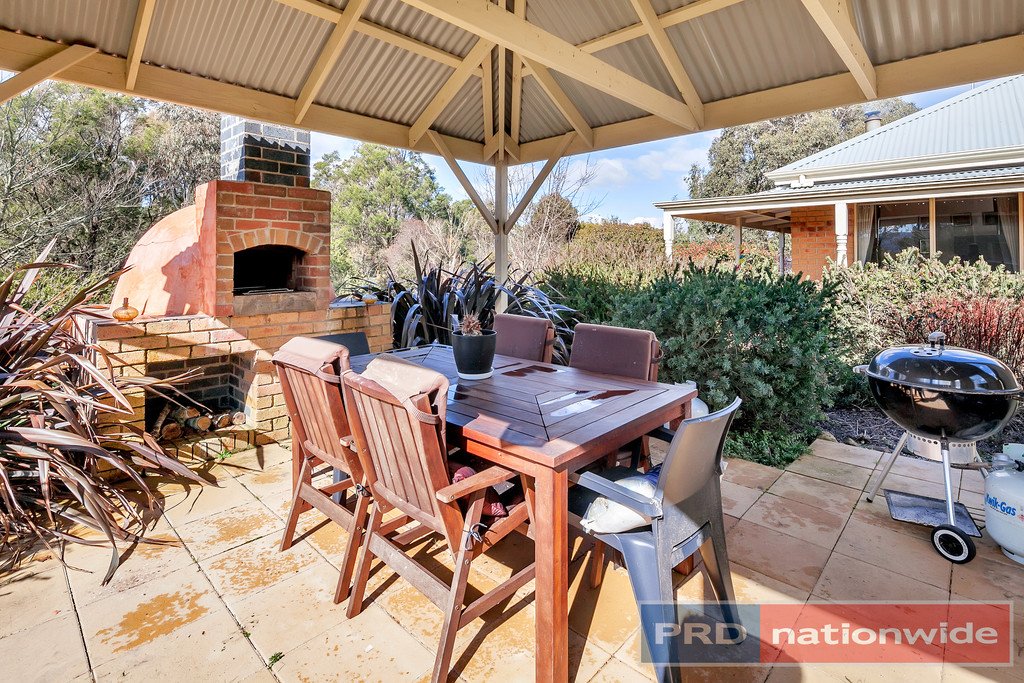 8 Bryant Court BALLAN 4