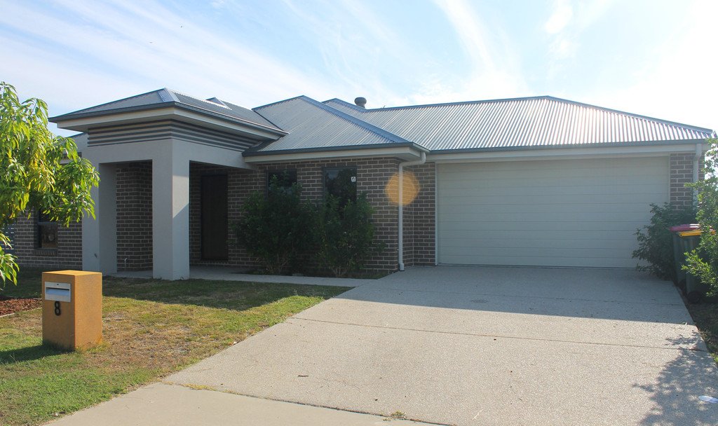8 Buchanen Street BOYNE ISLAND 1
