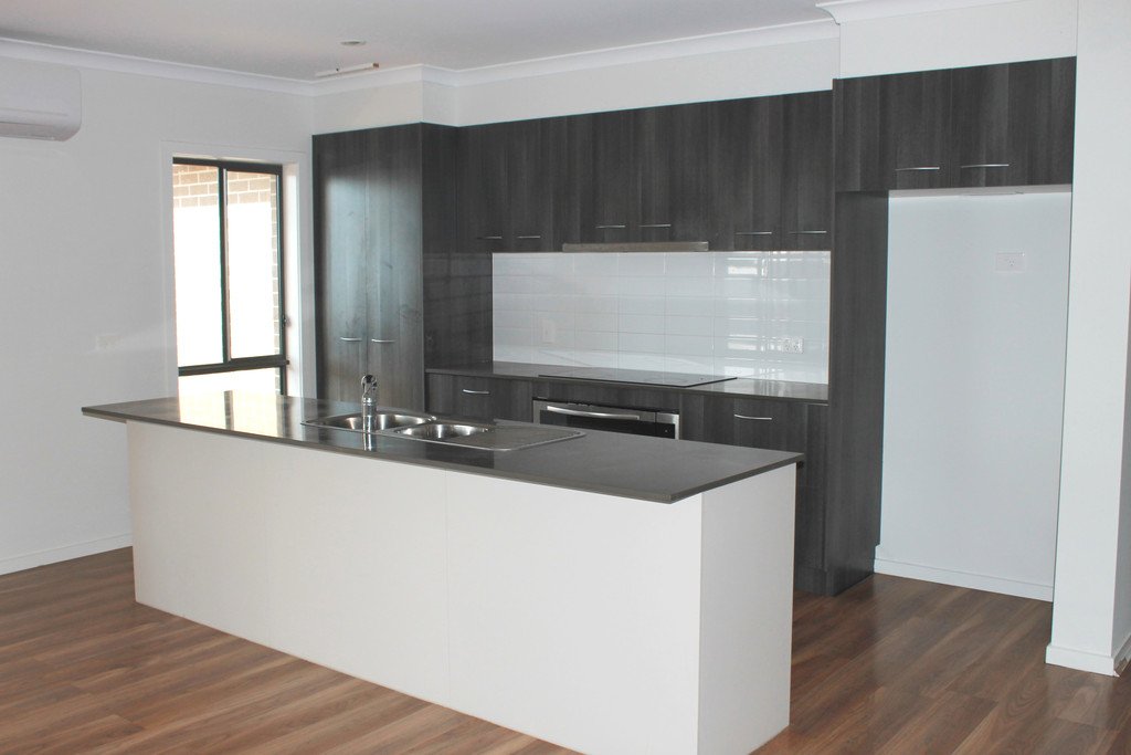 8 Buchanen Street BOYNE ISLAND 2