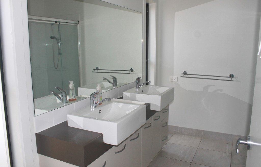8 Buchanen Street BOYNE ISLAND 3
