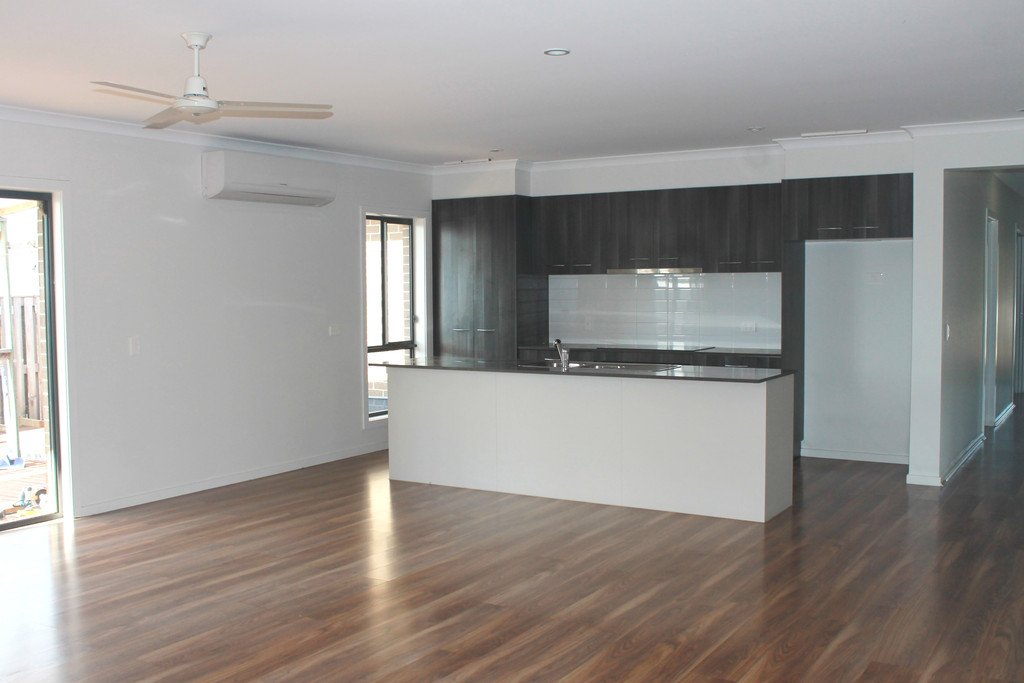 8 Buchanen Street BOYNE ISLAND 9