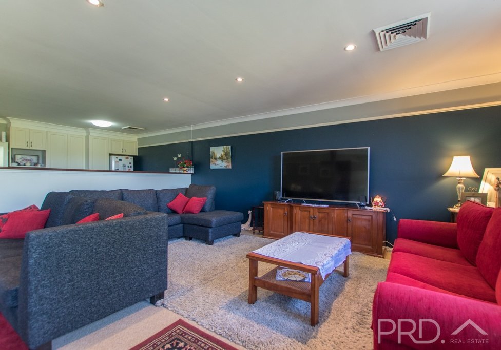 8 Bundara Crescent TUMUT 6