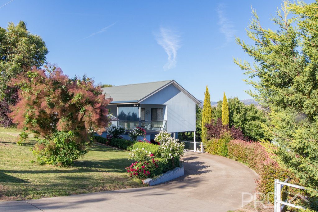 8 Bundara Crescent TUMUT 27