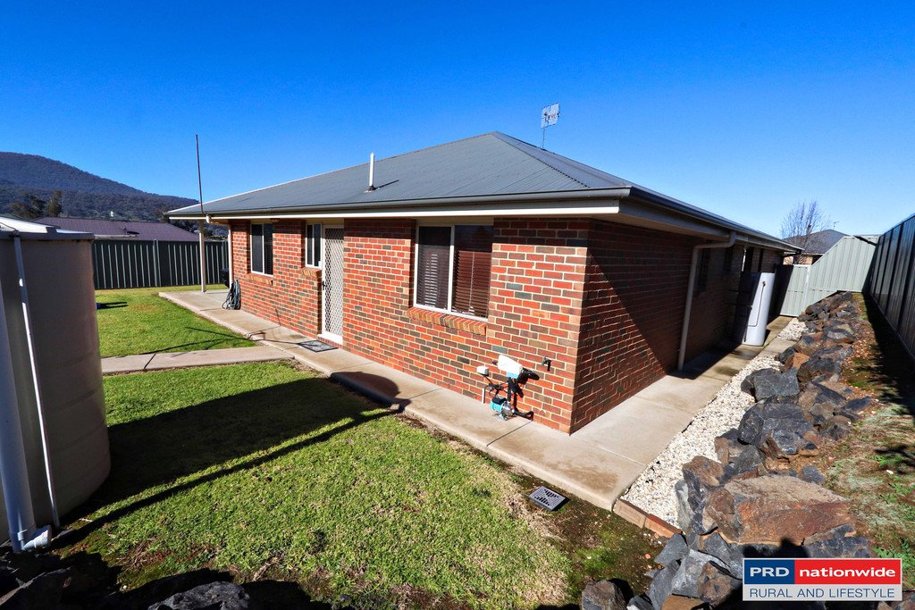 8 Burgun Drive TUMBARUMBA 19